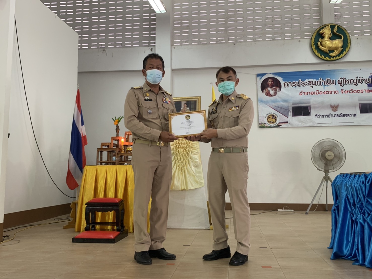 นายกเทศมนตรี กำนันตำบลหนองเสม็ด เข้าร่วมการประชุม ณ หอประชุมอำเภอเมืองตราด