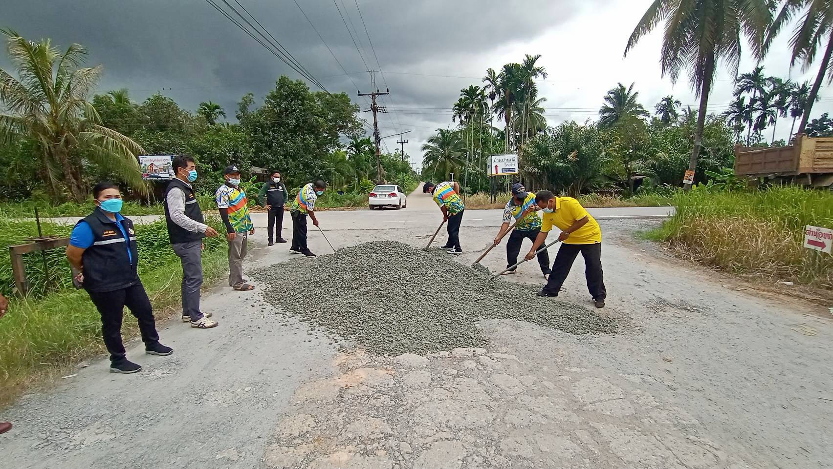 ดำเนินการแก้ไขทางชำรุดเสียหายแยกตรอกตลาด