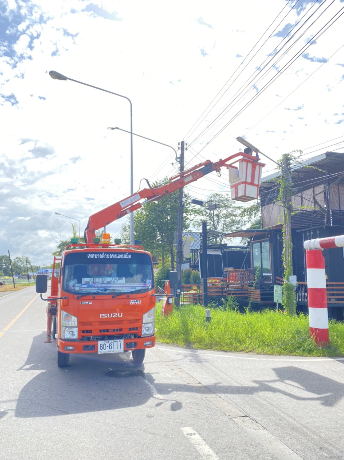 เจ้าหน้าที่กองช่างแก้ไขไฟส่องสว่าง ตามที่ประชาชนแจ้ง