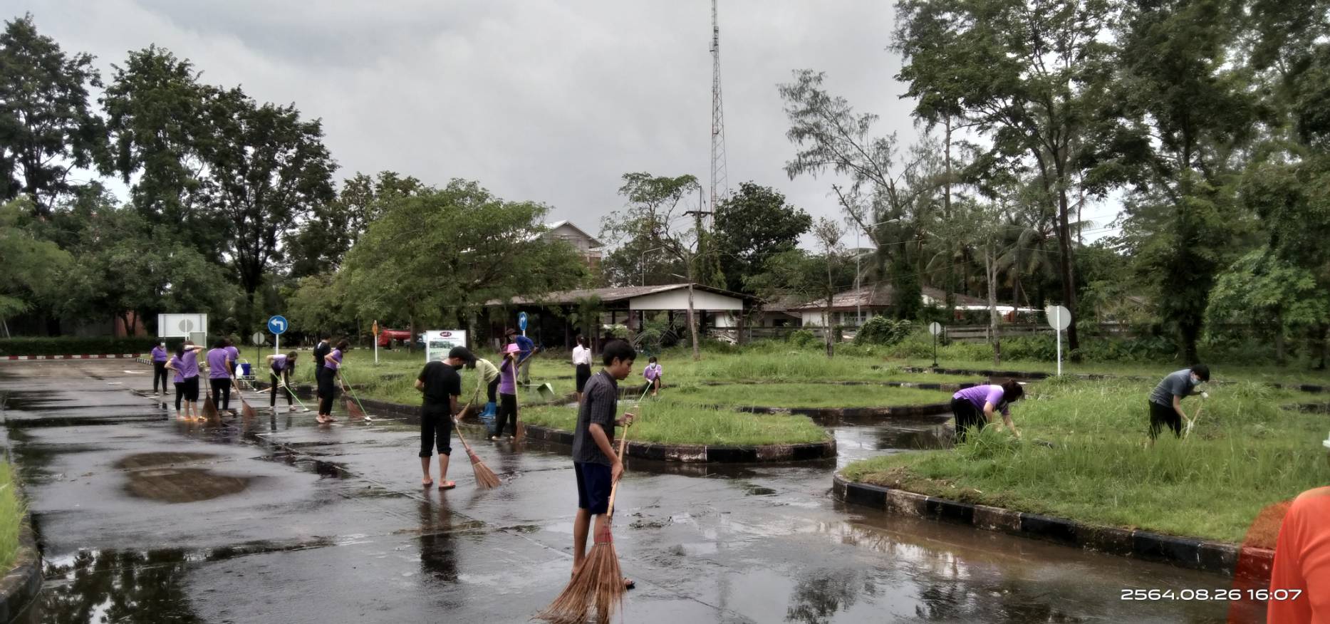 สนับสนุนรถบรรทุกน้ำ และเจ้าหน้าที่ ในการฉีดล้างลานทดสอบการขับขี่