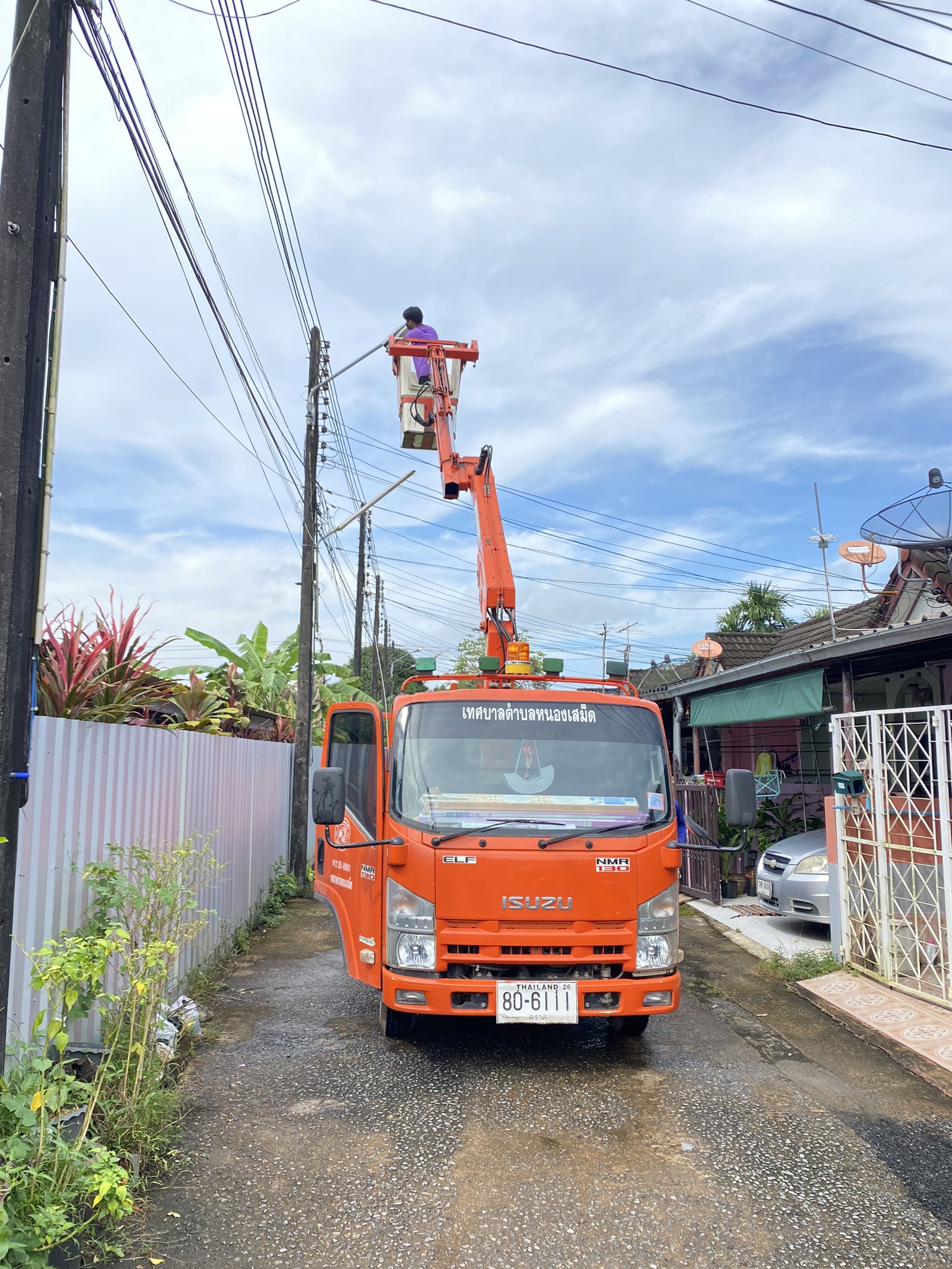 ซ่อมแซมโคมไฟส่องสว่างและเสียงตามสาย