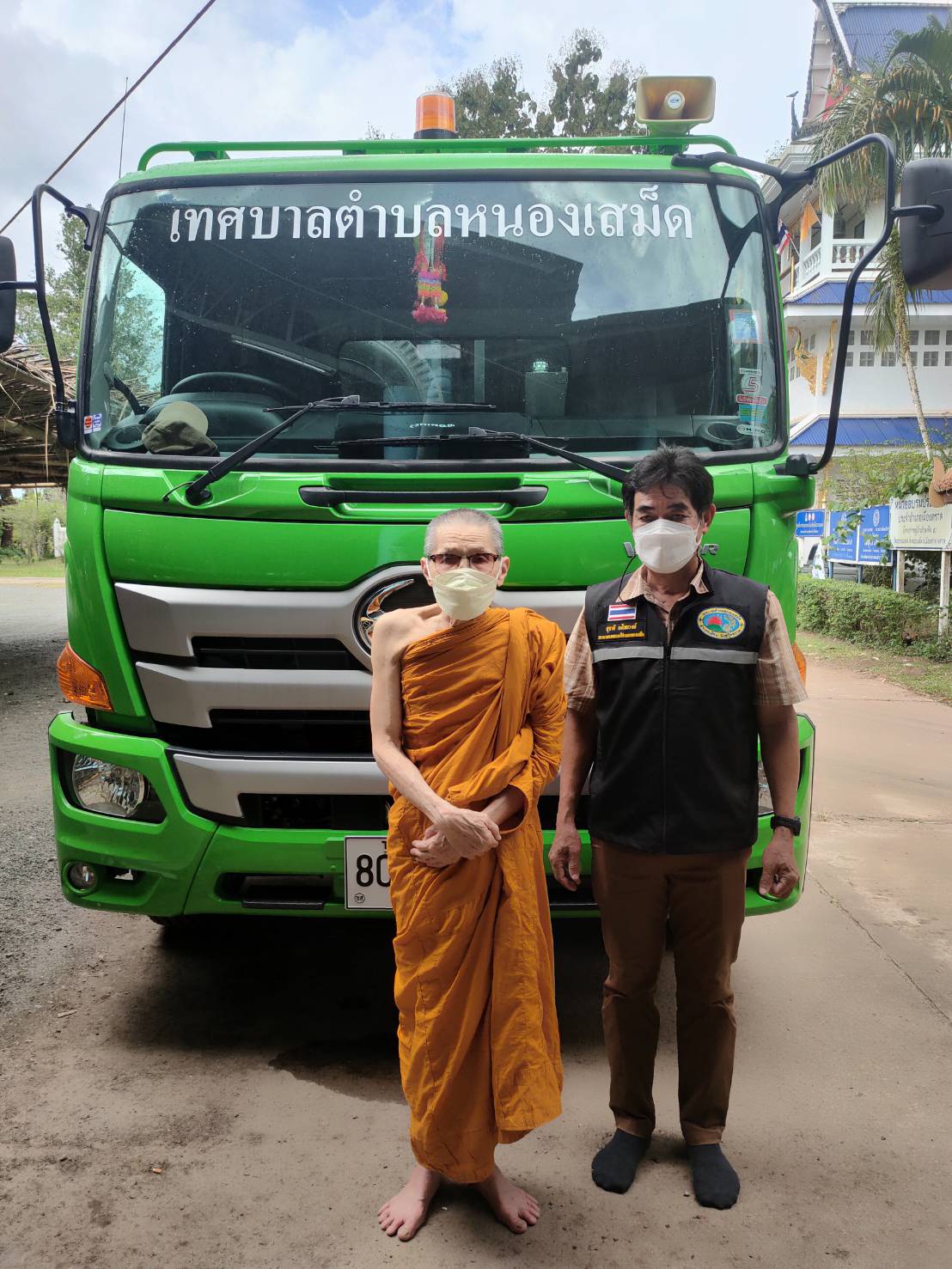 ท่านพระครู ดร.มงคลปัญญากร ทำพิธีต้อนรับรถเก็บขยะคันใหม่ของเทศบาล