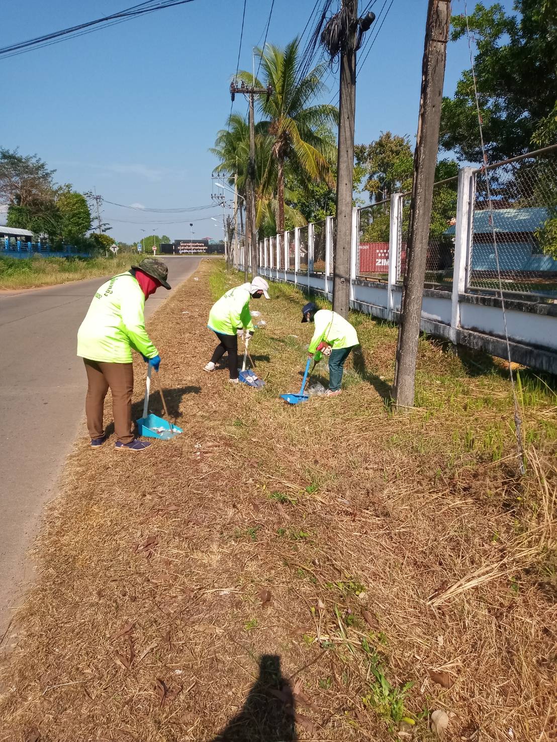 เจ้าหน้าที่ดำเนินการเก็บขยะ บริเวณโครงการชลประทานตราด