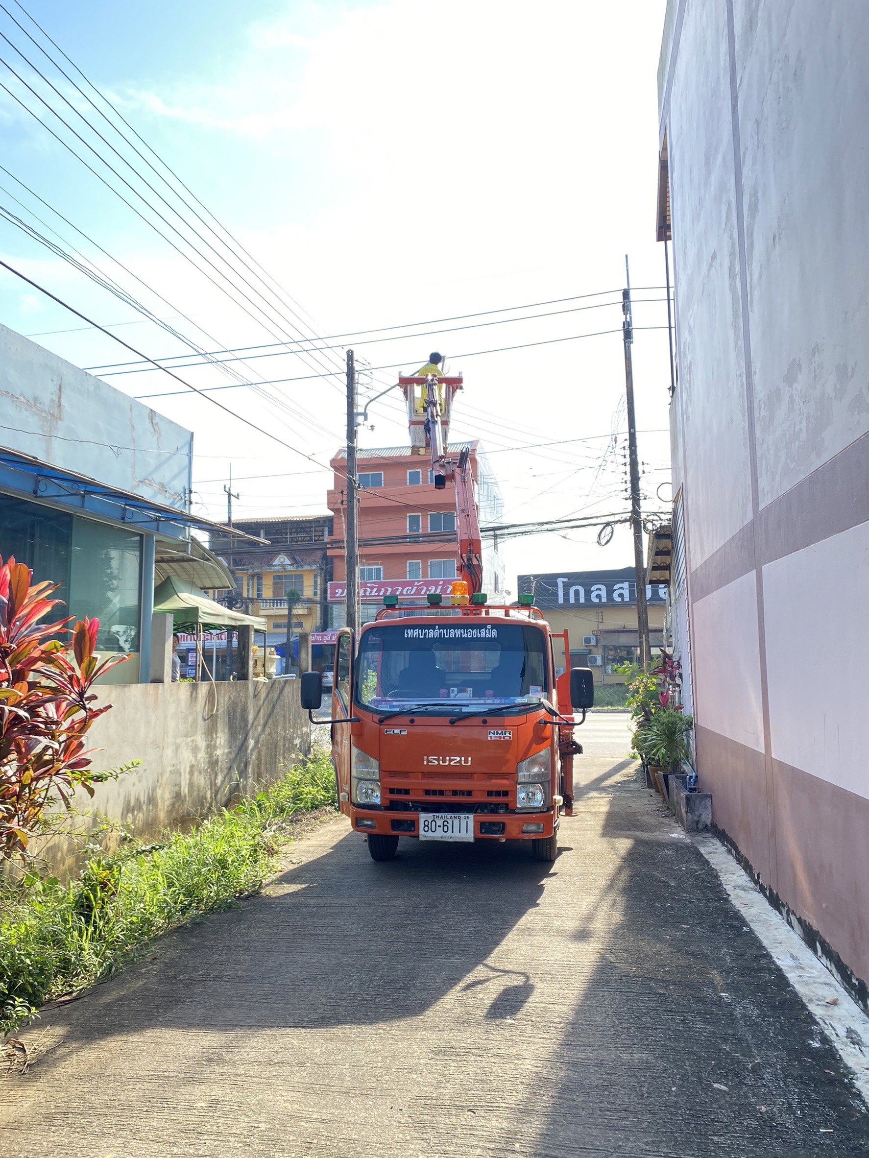 ซ่อมแซมไฟส่องสว่างซอย 4-5 บ้านตีนเนิน