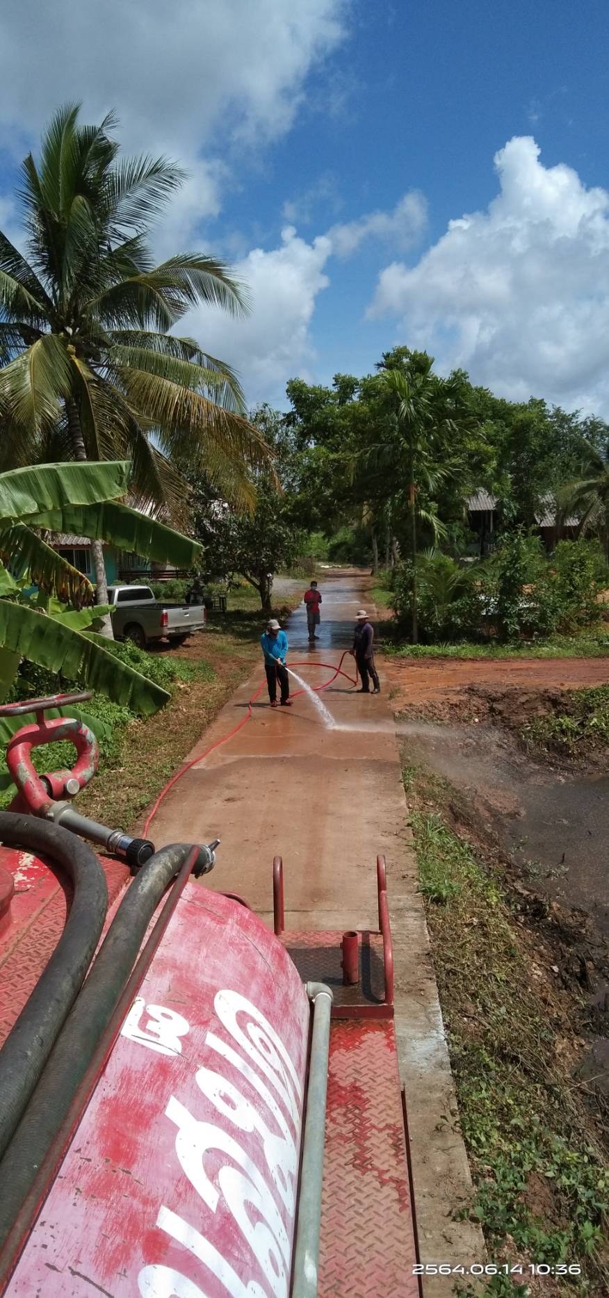 พนักงานเทศบาลตำบลหนองเสม็ด ลงพื้นที่ทำความสะอาดถนน ทางระบายน้ำ