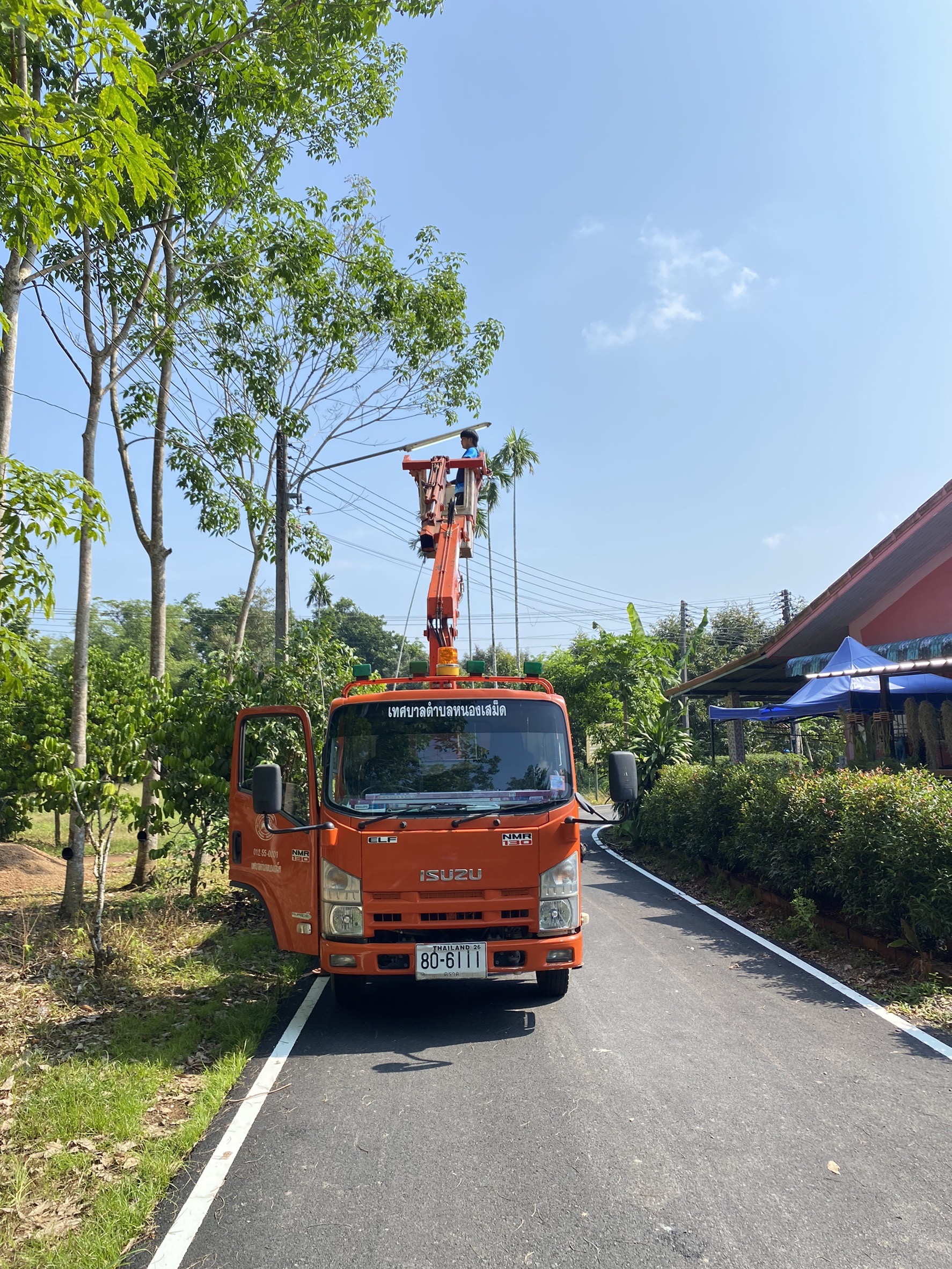 ซ่อมโคมไฟส่องสว่างซอยร่วมมิตร-รักสงบ